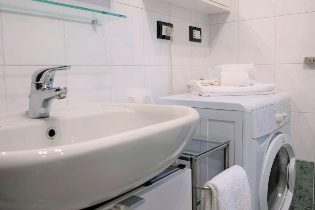 Apartament Casa Spezia - Metro Vicina, Wi-fi Rapido & Netflix *